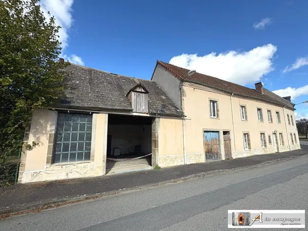 Grande maison de bourg à rafraichir avec jardin et dépendances