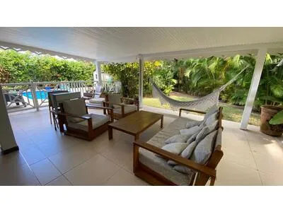 Un véritable havre de paix tropical : découvrez cette superbe villa familiale à 10 minutes des plage