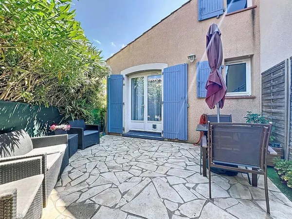 MAISON MEUBLE 30m² FREJUS - CLIMATISATION - JARDIN - PISCINE