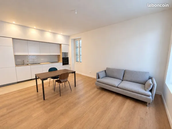 À LOUER — T2 DE 51 m² MEUBLÉ ET ENTIÈREMENT RÉNOVÉ