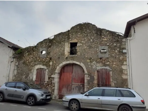 Ruine sur terrain clos