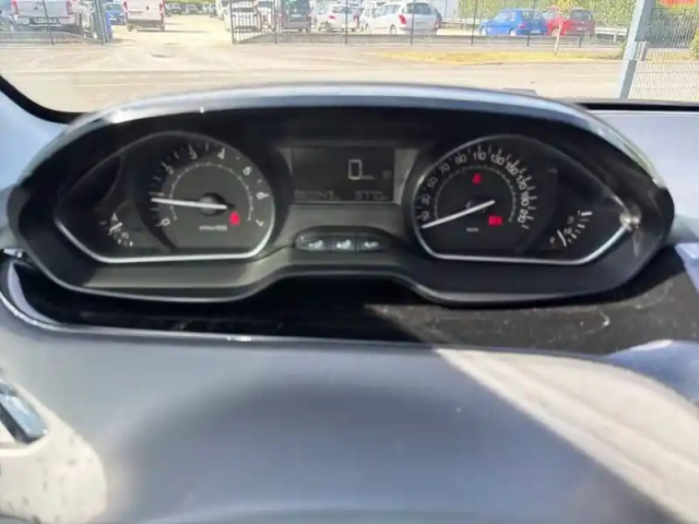 Peugeot 208 puretech 82ch s&amp;s bvm5 — photo 10