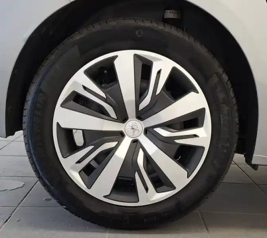 Peugeot 208 puretech 100 s&amp;s bvm6 — photo 4
