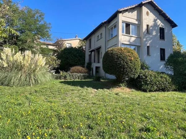 À deux pas du centre de Dieulefit, découvrez cette maison des années 40 offrant un fort potentiel, i
