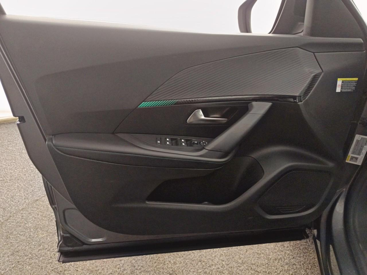 Peugeot 2008 puretech 130 s&s eat8 allure pack — photo 19