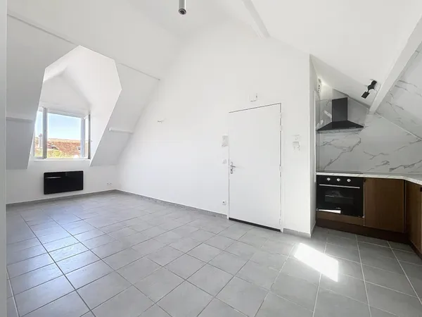 CENTRE-VILLE, PETITE COPROPRIÉTÉ DE 2 ÉTAGES, RÉNOVÉE ENTIÈREMENT, ISOLATION PAR L'EXTÉRIEUR ET L'IN