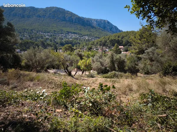 Terrain dominant 661 m² - Le Revest - Vue Faron