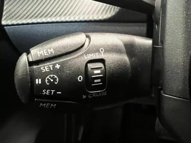 Peugeot 208 e- 136ch allure pack — photo 11