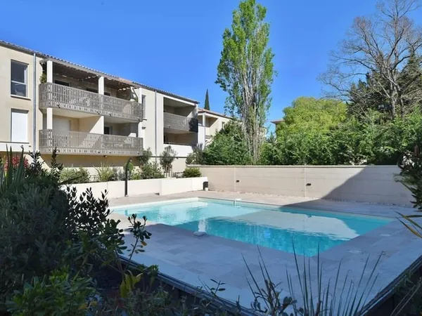 Appartement de type T2 avec terrasse et stationnement Uzès à pied!