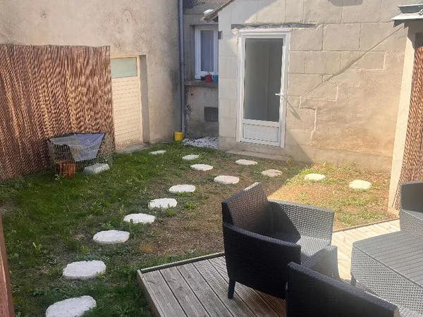 Investissement locatif au coeur de Mazé avec évolution possible.