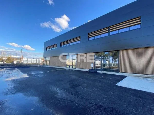 Local d'activité 1932 m²