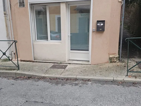 Studio 26 m2 avec cave centre village