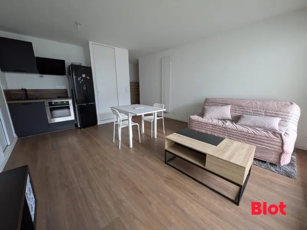 A LOUER T2 MEUBLE de 50m² PLEIN CENTRE DE BRUZ - RESIDENCE VENDOME