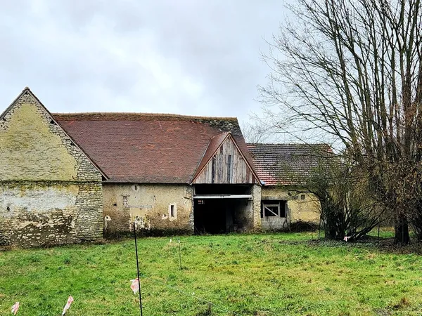 Vesly - Belle grange en pierres de 217 m2 au sol à aménager complètement - Toiture neuve - viabilisé
