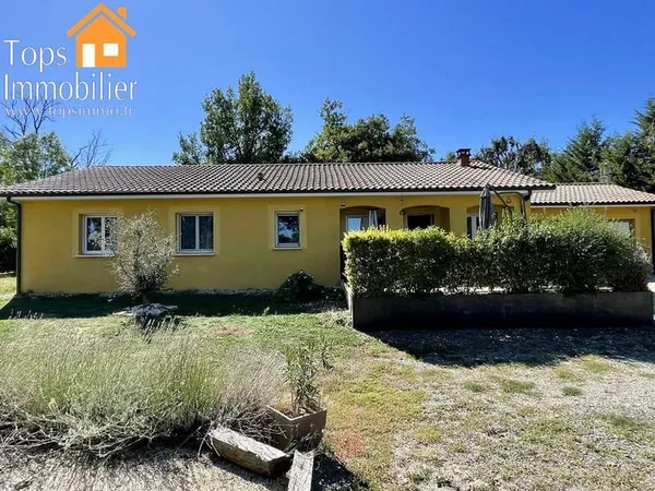 Maison plain-pied sans travaux, avec piscine, deux garages et terrain au calme