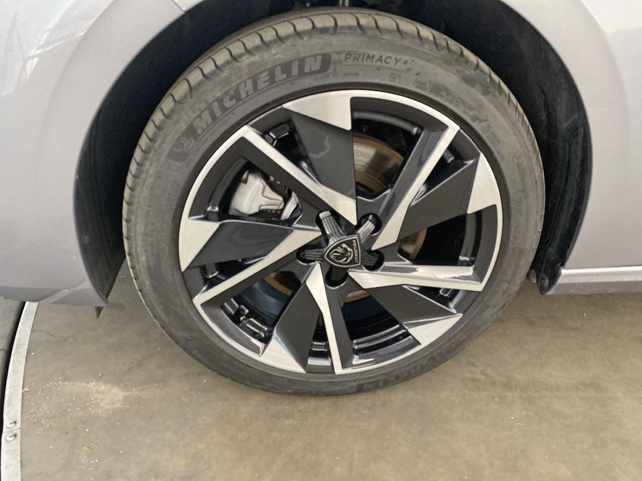 Peugeot 308 hybrid 145 e-dcs6 allure — photo 11