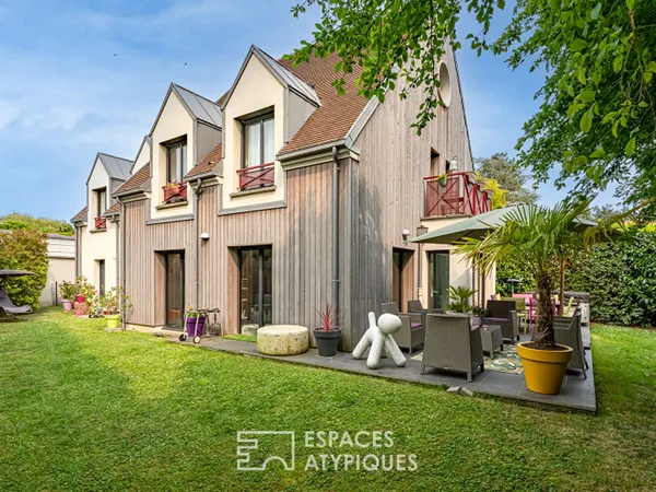 Maison contemporaine baignée de lumière dans résidence sécurisée à Noisy-le-Roi, proche du golf