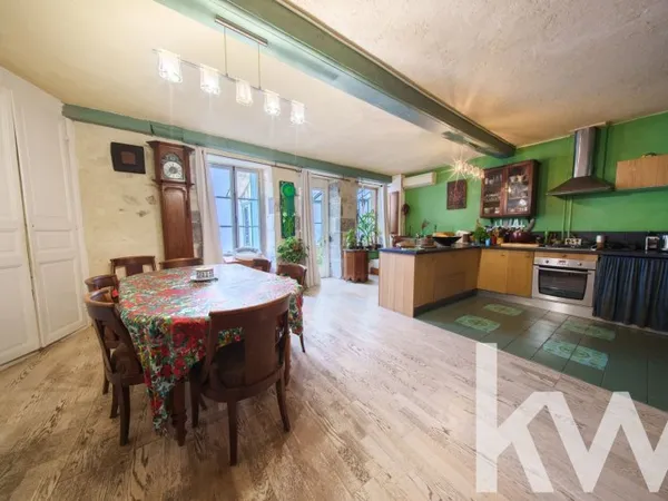 MAISON DE BOURG 8 PIÈCES DE 160 m² - ROMAGNAT (63540)