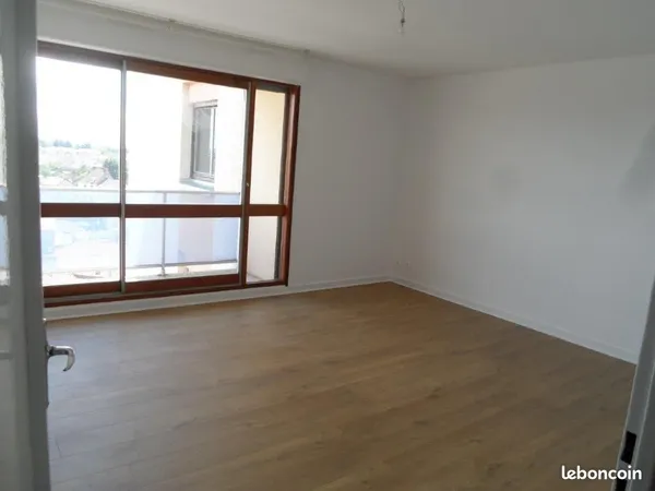Appartement T3 avec balcon, superbe vue, en bon état, 7ème étage dans résidence sécurisée