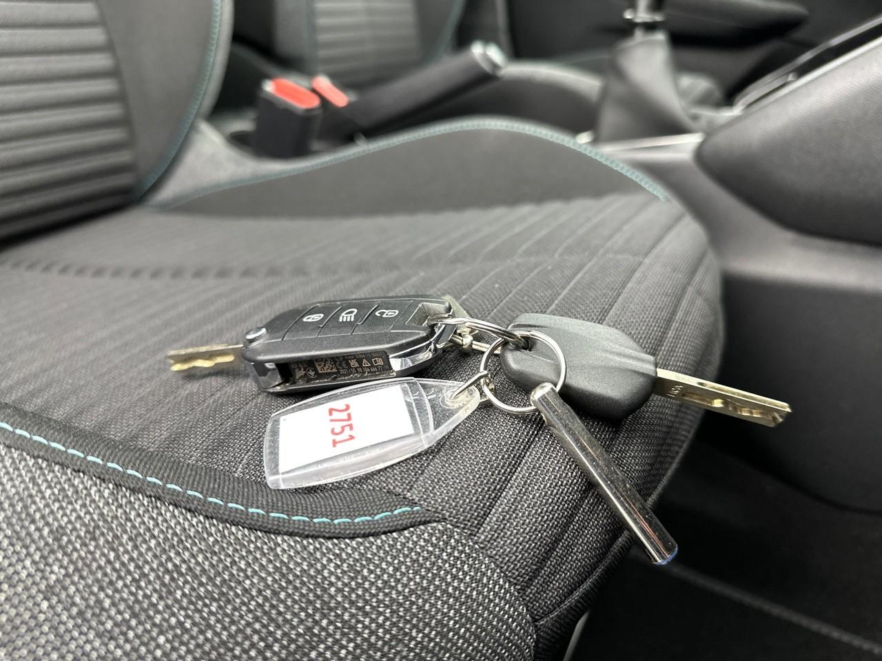 Peugeot 208 puretech 100 s&s bvm6 style — photo 32