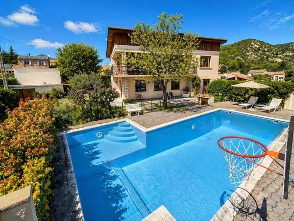 Maison 9 pièces 200 m²