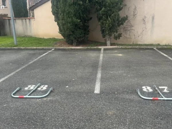 Place parking Golf de Seilh