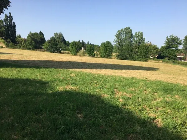 TERRAIN DE 3 000 M2