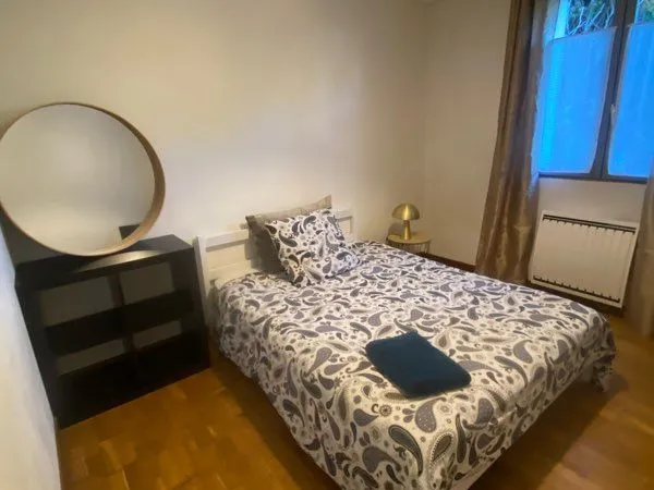 Chambre calme et claire