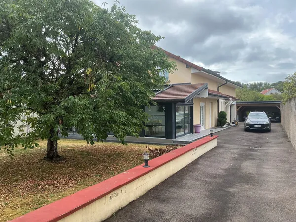 Maison, 200 m2,5 pièces,3 chambres, garage 3 places,piscinne,sur 822 m2 de terrain.