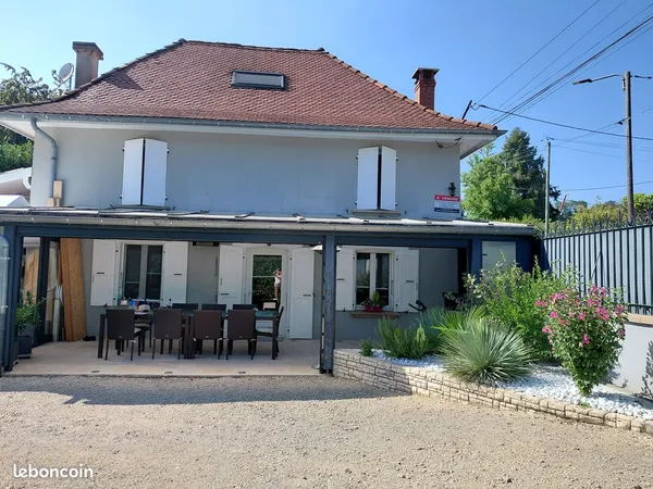 Belle Maison bord du lac de PALADRU