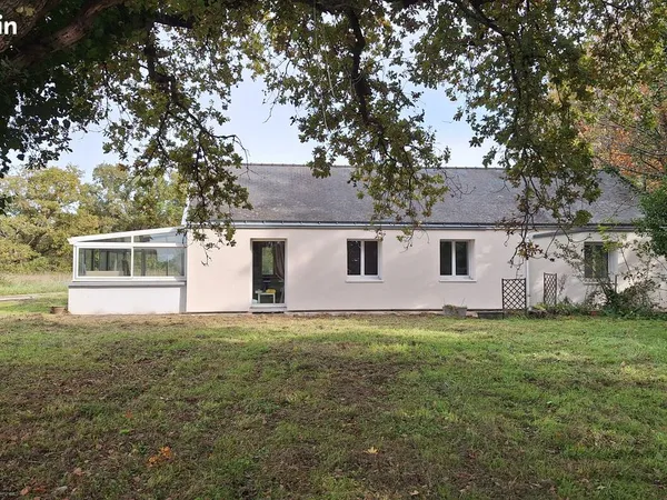 Maison 100 m², 4 chambres + bureau, véranda, 8 000 m² de terrain, stationnement 2 voitures, Donges