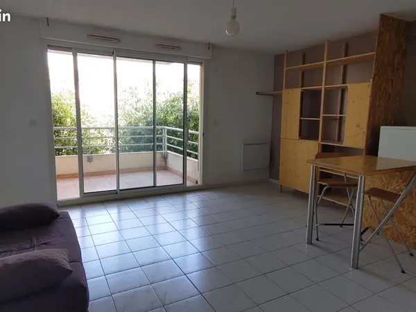 STUDIO LUMINEUX 29 m² AVEC PARKING - RARE EN CENTRE-VILLE