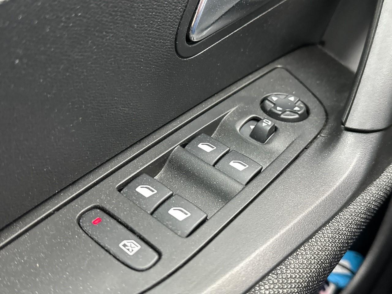 Peugeot 2008 electrique 136 ch style — photo 15