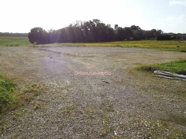 Terrain constructible de 3000 m2 environ proche Gémozac .