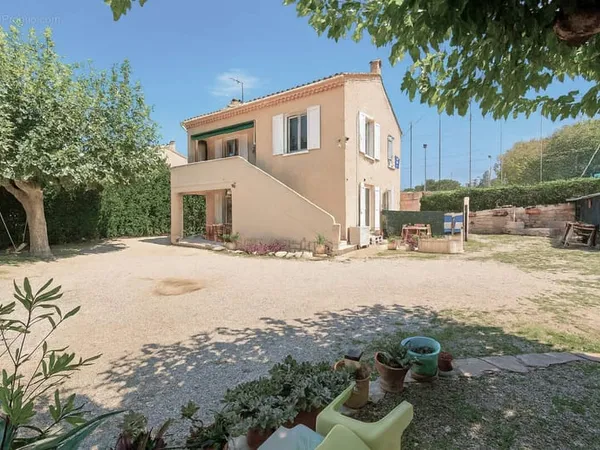 Villa rénovée divisée en 4 appartements à La Ciotat 50 m de la mer