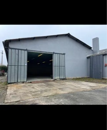 Local 200m2 entrepôt dépôt artisan stockage parking sécurisé