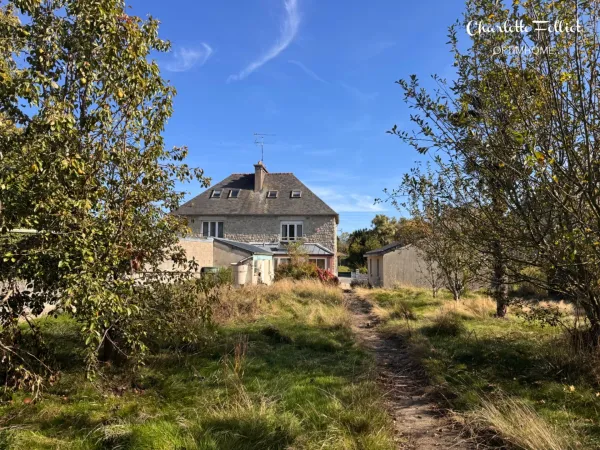 Maison de ville 108 m² - centre-bourg Pleurtuit - grand terrain et garage