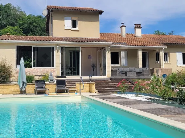 Maison chaleureuse! 2 cuisines. 4/5 chambres. 2 SDE.2 wc. Ss/sol. Garage. Piscine 11 X 6M. 2 Terrass
