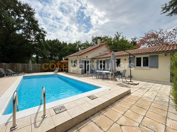 VENDAYS-MONTALIVET ensemble immobilier de deux habitations sur 3300 m2