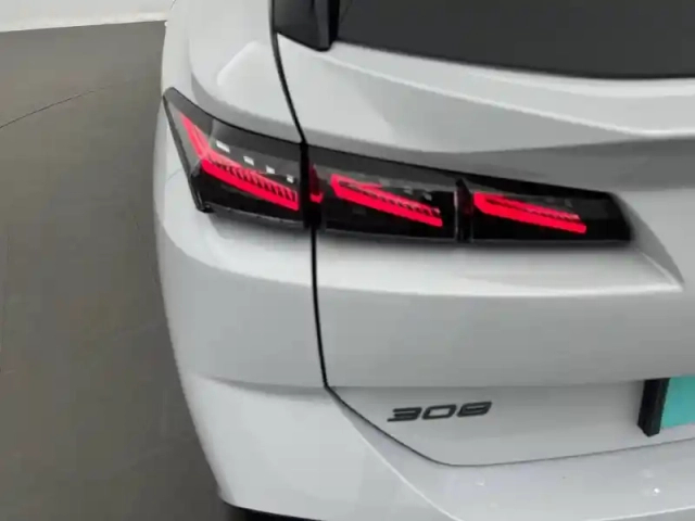 Peugeot 308 sw hybrid 145 e-dcs6 — photo 17