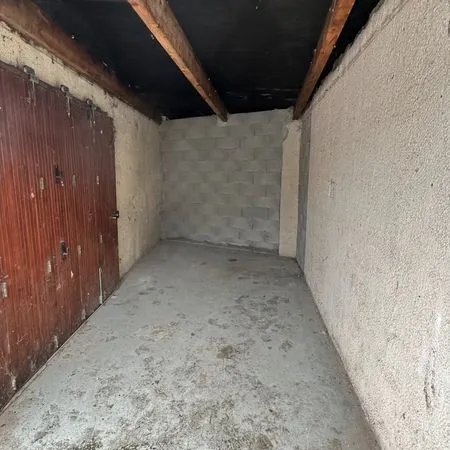 Box fermé 12 m² - Lyon 9 Valmy - métro D Prix : 15 000