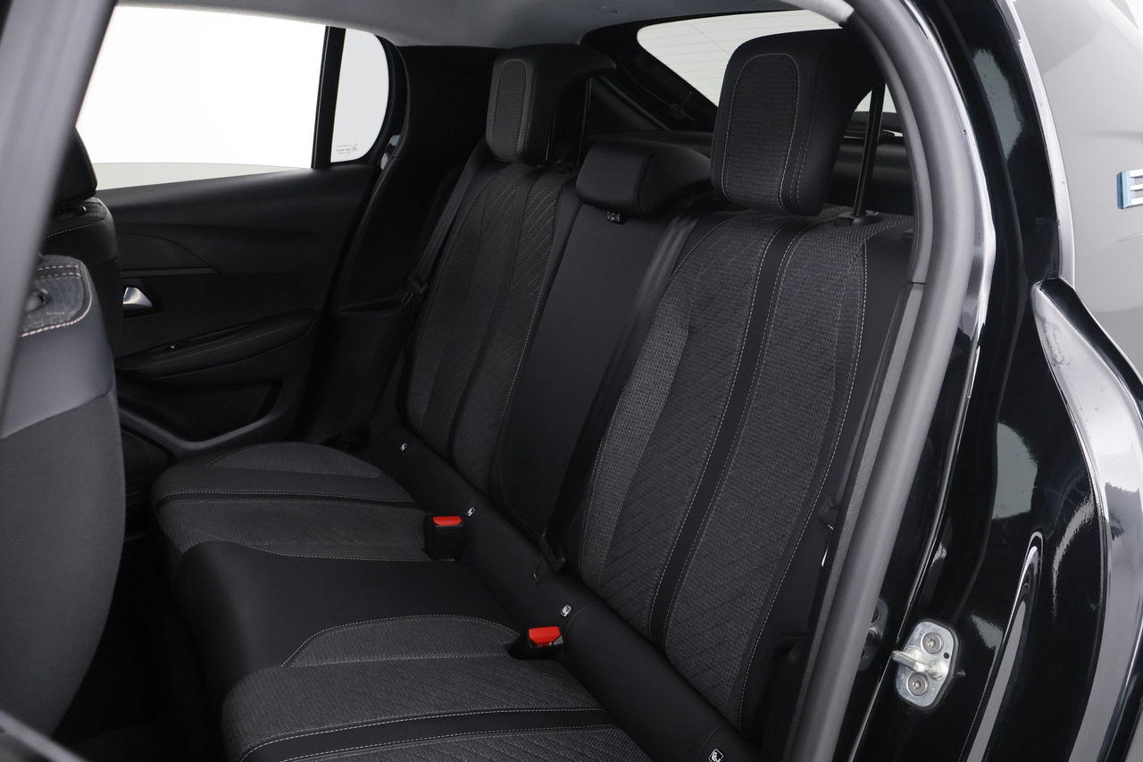 Peugeot 208 — photo 31
