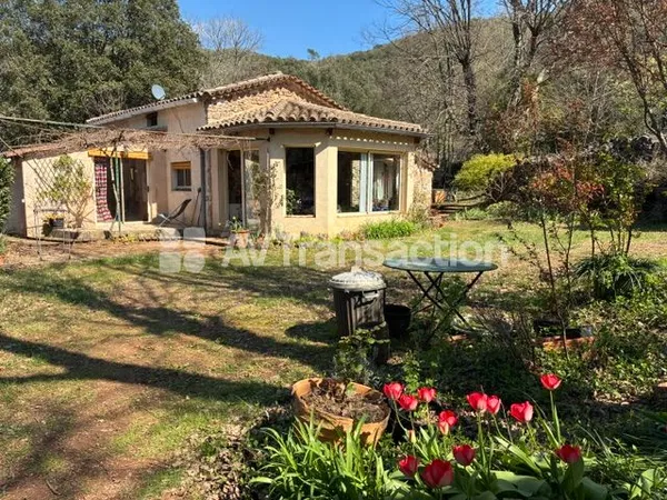 Deux maisons, un studio, dependances sur 26 hectares