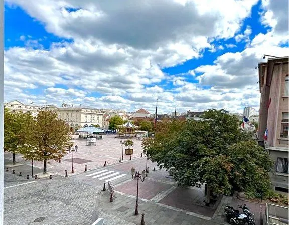 T2 meublé 35 m² - Hyper-centre de Poissy - Vue sur la place du Marché