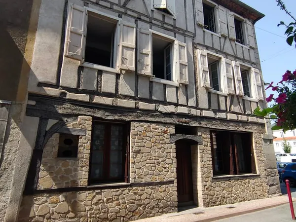 MAISON A COLOMBAGES