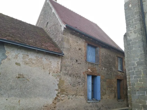 Petite maison de bourg en matériaux traditionnels (moellons, poutres chênes massifs)
