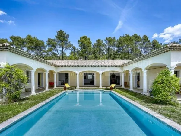 Maison de plain-pied 7 pièces 252 m²