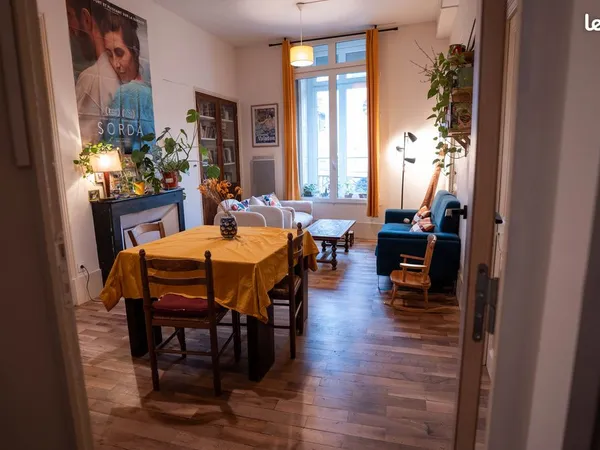 Appartement ancien refait à neuf insonorisé donnant sur la place Notre Dame