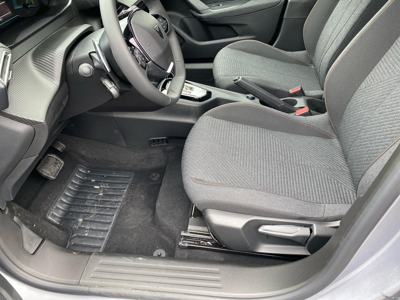 Peugeot 2008 1.2 hybrid 145ch style e-dcs6 — photo 9