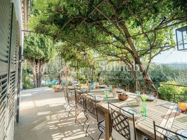 Maison 8 pièces 317 m²